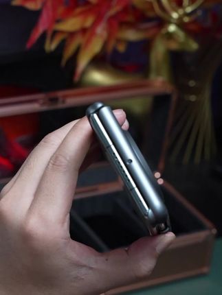 「颠覆体验!双中轴保护8角全包|碳纤维纹理轻薄防指纹腕带+镜头保护全搞定」 ——折叠屏也能单手操作,商务人士必备