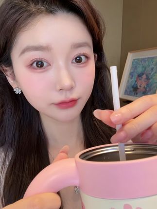 会贯穿我一整个夏天的超绝冰透爆汁西瓜色!狂亲不掉!#口红试色 #女孩子买点口红怎么了 #口红推荐 #神仙唇釉