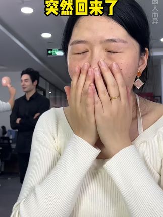 不沾杯不掉色的欧莱加口红，一天涂一次！显白显气色，好看一整天！滋润不拔干，喝水不沾杯不易掉色