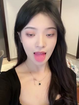 小仙女甜甜的秘诀被我发现了,用这个 #舌苔清洁啫喱 刷完哈气都是香香的!#国民好货 #舌苔清洁器