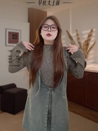 高级感巨好看的套装女,春秋新款,正肩纽扣针织上衣+牛仔背带裤两件套