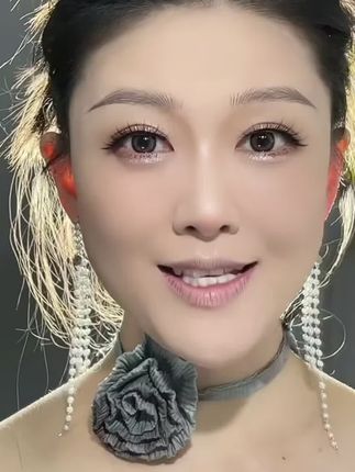 你们有用过不沾杯的欧莱加口红吗？这款丝绒不掉色口红真的太好看了，滋润显白，谁用谁好看。#口红#不沾杯