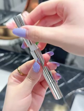 自带刷头的,每个颜色都长在我的审美上~关键现在还便宜,姐妹们赶紧冲!#唇霜 #口红试色 #DPDP #不沾杯不掉色