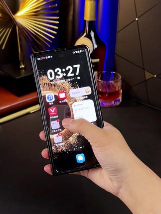 想知道为什么这么多人入手这款mateX6壳膜一体吗? 整机全机包裹,不惧剐蹭摔落撞击,360度水平旋转调节看电视更加便捷