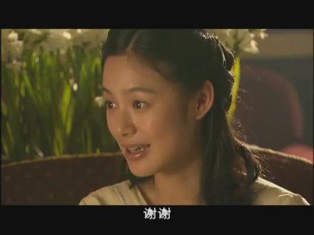 任雨筝上海寻父遇挚爱,家族恩怨引爱恨纠葛 年轻单纯的任雨筝和母亲静月一起从老家福建远赴上海和父亲任耀融团聚。任雨筝在一出话剧上邂逅了她一生最爱的男子希蒙,谁知牵扯出了上一辈的恩怨,使得一对爱人受尽了百般的苦难和折磨,也让任雨筝在上海这个险恶的社会中苦苦挣扎,受尽世人白眼,在任雨筝心里就只有恨,她决心要为父亲报仇。
和任雨筝青梅竹马长大的忠心下人陈林生,更是把自己对任雨筝的感情化作力量,一直和任雨筝并肩作战,当中又牵扯到了希蒙之妹品一身上,几个人的关系纠葛在一起,千丝万缕,剪不断理还乱。希蒙的好同学先瑞也受希蒙所托暗中照顾任雨筝,谁知却日久生情,就在希蒙再踏足上海之时,一切的爱恨情仇都要在一瞬间爆发出来……