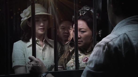 留洋学士为兄复仇,搅动云南金融风云? 在美国留学的双料学士邓天泽回昆明祭母,不幸亲眼看见哥哥被人暗杀。为查出哥哥真正死因,他被卷入云南上层军阀和各种势力的争斗中。他本想明哲保身,却发现云南的经济一蹶不振。
为了成就对父母兄长的孝悌之心,以及对全云南百姓的忠义之心,邓天泽利用所学矿冶知识,把大锡精炼成功,直接出口进入国际贸易,改变了云锡几千年来落后亏损的局面。这直接影响到法国人的利益,他们百般刁难,但邓天泽不屈不挠,终于打赢了这场“白银战争”。
他临危受命,排除万难,机智躲过国民党政府和各种势力的觊觎,把护滇银行发展成全球第五大华资银行,并使该银行在抗战和解放战争中为云南及全国的和平,鞠躬尽瘁,为全云南成就了富滇强民的历史使命。