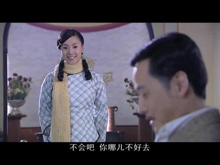 千金被害后嫁渔夫,十年后携子归来复仇! 雯蔚是富商洪福齐的掌上明珠,生活幸福,不料洪福齐姨太太的遗腹子文禄因贪图洪家财产,暗中设计了一系列的阴谋,然后又谋害了洪福齐,窃取了洪家财产。
雯蔚与金宝在私奔中走散,误以为金宝也参与到阴谋中。万念俱灰的她欲跳河自尽,被渔夫彭海救起。为报恩,雯蔚嫁给彭海,并生有一子彭家扬。徐天禄改名为文禄,金宝留美归来还帮着“洪家唯一继承人”天禄打理生意。无意间文禄发现雯蔚尚在人间,于是要赶尽杀绝。
为保护雯蔚,彭海牺牲了自己的性命。偶然间,雯蔚得知这一切都是文禄操纵下造成的,便展开了报复。她逼儿子娶了文禄的女儿大容,然而仇恨却吞噬了大容的生命。天禄彻底地崩溃了,而雯蔚也幡然悔悟,只有用爱才能化解恨。