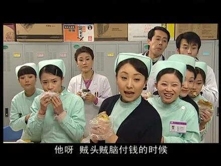 工厂火灾、高速车祸急救,苏虹提前上岗开启新工作 某工厂发生火灾,库房里大量工业原料发生爆炸,产生的有毒气体随时威胁着救援人员的生命。某医科大学附属医院急诊部医生冉怀舟带着救护车严阵以待,随时准备抢救伤员。即将分配到急诊部的医生苏虹带着邻居独自在家的孩子到急诊部就诊,正好赶上忙乱的急救场面医院的梁院长——也是苏虹的老师,老师让苏虹提前上岗,参加抢救。 消防队李参谋被送进抢救室,冉怀舟正准备实施手术,突然接到命令,三号高速路发生重大车祸,必须马上出急诊。苏虹参加了抢救伤员的行动。手术抢救成功,但术后突发的脑动脉瘤破裂让艾卫卫的心脏停止了跳动,苏虹向冉怀舟下了死亡通知。新的一天开始,苏虹接过胸牌,开始了新岗位的工作……