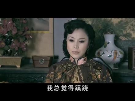 龙须沟居民解放前遭迫害,解放后恶霸被惩、生活幸福 解放前,北京龙须沟是条臭水沟,沟旁住满了各式各样卖力气、耍手艺的下层劳动人民。这些居民经常遭受国民党、恶霸、流氓的迫害和恶劣环境的威胁,生活凄惨。
为人耿直正派的老艺人程宝庆原在一家茶馆里唱单弦,因拒绝到恶霸黑旋风家唱堂会,被其爪牙打伤,逃到龙须沟居住,靠妻子程娘子摆烟摊过日子。程宝庆满怀忧愤,但人们不理解他,都叫他疯子。只有程娘子忍辱负重,希望丈夫能等到再出头的日子。
不久,丁四的女儿小妞子掉进了脏臭的龙须沟,被淹死了。解放后,龙须沟同北京一起获得了新生。人民政府法办了恶霸流氓黑旋风与冯狗子,治理了龙须沟,龙须沟沿岸人民过上了幸福的生活。