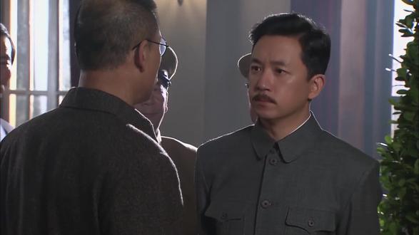 留洋学士为兄复仇,搅动云南金融风云? 在美国留学的双料学士邓天泽回昆明祭母,不幸亲眼看见哥哥被人暗杀。为查出哥哥真正死因,他被卷入云南上层军阀和各种势力的争斗中。他本想明哲保身,却发现云南的经济一蹶不振。
为了成就对父母兄长的孝悌之心,以及对全云南百姓的忠义之心,邓天泽利用所学矿冶知识,把大锡精炼成功,直接出口进入国际贸易,改变了云锡几千年来落后亏损的局面。这直接影响到法国人的利益,他们百般刁难,但邓天泽不屈不挠,终于打赢了这场“白银战争”。
他临危受命,排除万难,机智躲过国民党政府和各种势力的觊觎,把护滇银行发展成全球第五大华资银行,并使该银行在抗战和解放战争中为云南及全国的和平,鞠躬尽瘁,为全云南成就了富滇强民的历史使命。