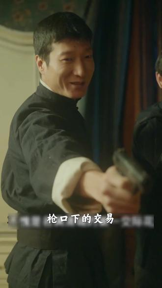 枪口交易揭开身份阴谋,凌黛贺仲麟陷入爱恨纠葛 #军阀娇宠:少帅夫人有点野 #摩天轮剧场 #督军心上娇 #抖音热门短剧