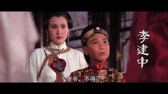 红花会众人铁胆庄遇变故,联手营救文泰来 乾隆年间,国泰民安,然此时反清势力也甚为活跃。反清帮会红花会第四把交椅文泰来和妻子骆冰被朝廷鹰爪困在三道沟,经武当派陆菲青的引荐前往名震西北的老英雄周仲英的铁胆庄避难。
与此同时,陆菲青的师弟、效力朝廷的张召重尾随而至,以重兵要挟铁胆庄交出文泰来。虽然文泰来藏身暗道,却被张召诱骗周仲英年幼的儿子指出文泰来等人的藏身所在。
骆冰和余雨同侥幸逃出,路遇红花会总舵主陈家洛,众人一同返回铁胆庄。与此同时,外出归来的周仲英得知庄内的变故,愤而打死自己的儿子。经过一番拼斗,铁胆庄与红花会消除误会,冰释前嫌,周亦带着女儿随红花会同行营救文泰来……