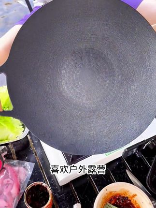 用这个麦饭石不粘烤盘烤牛排和香肠实在太香了,家用和户外都能烤,搭配的防烫手套也很贴心