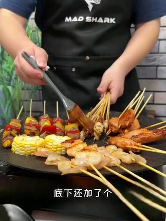 用这个麦饭石不粘烤盘烤牛排和香肠实在太香了,家用和户外都能烤,搭配的防烫手套也很贴心