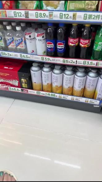 橙子便利福利!百威世界杯40年限定版8+2礼盒,沁爽畅饮,速来抢购!#超市便利店 #世界杯 #橙子便利 #金宇路店 #百威礼盒