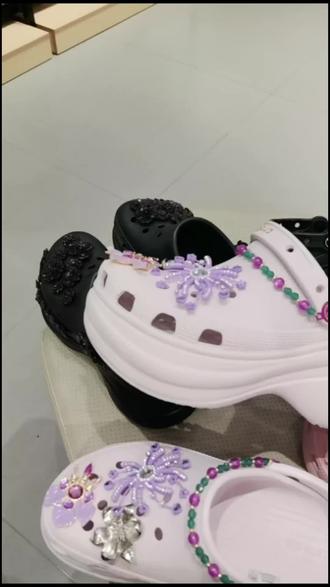 时尚达人必备!CROCS经典泡芙花簇洞洞鞋,时尚凉鞋,赶紧入手一双!#鞋靴清洁液 #洞洞鞋 #卡骆驰 #蒙自店