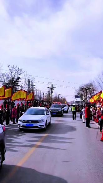 🌟潼关古渡坊,以最高礼仪迎新疆东天山骆驼队 当驼铃声声从远方传来,我们知道,新疆东天山的骆驼队跨越千山万水,来到了潼关古渡坊。这是一场跨越地域与文化的盛大相遇,潼关古渡坊以最高礼仪,迎接这些来自远方的“沙漠之舟”和它们的主人。
在这里,古老的渡口见证了无数的来来往往,而今天,它为骆驼队铺上了最温暖的红毯。我们精心准备了最具潼关特色的美食,让远道而来的朋友们品尝到家乡的味道;我们安排了精彩的民俗表演,用热情的舞蹈和悠扬的音乐,表达我们最真挚的欢迎。
潼关古渡坊,不仅是一个景区,更是一个文化交融的舞台。在这里,你将看到新疆与潼关的文化碰撞出的火花,感受到不同地域人民之间的深厚情谊。让我们一起走进潼关古渡坊,见证这场独特的欢迎仪式,留下一段难忘的回忆。
#潼关古渡坊 #新疆骆驼队 #文化交融