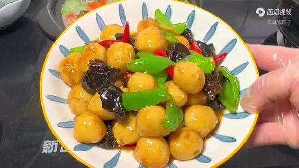 今天做了红烧鱼丸和风干鸡,鱼丸鲜美滑嫩Q弹,天天吃不腻