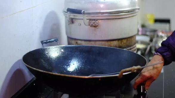 水溅油里为什么会炸?