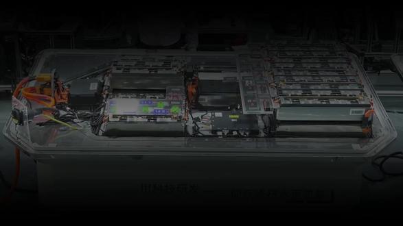 吉利帝豪四代电动汽车 吉利帝豪电动汽车技术12
它由哪些关键部分组成?
线控底盘通过五大系统协同工作,全部依赖电信号传递指令:
线控转向:用电子信号控制车轮转向,比传统机械转向更灵活(如方向盘转动角度可减少75%)。34
线控制动:电信号直接驱动刹车,响应速度比液压系统快2-3倍,紧急制动更安全。35
线控换挡:取消机械挡杆,通过电信号切换挡位,操作更平顺。16
线控油门:电信号控制油门开合,加速响应更精准。47
线控悬架:实时调节车身高度和软硬,提升行驶稳定性。16
以下是关于线控底盘组成部分的视频: