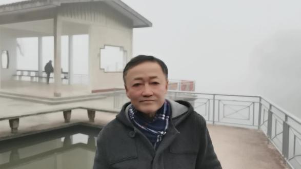 《安庆长江大桥》桥景与爱情相融,安庆江风里藏着最温柔的相守。 #诗歌原创 #诗歌朗诵 #绿水青山我的家 《安庆长江大桥》诗歌以江景为底色,将大桥的壮阔与爱情的温柔相融,意象细腻动人。诗中双塔、拉索、江水、船笛等景致层层铺展,既有地域特色,有藏深情。诗歌情感更饱满。桥与爱相互映照,语言柔美流畅,画面感极强,把相守的温暖与江水的绵长写得真挚动人。读来满是温柔与治愈。