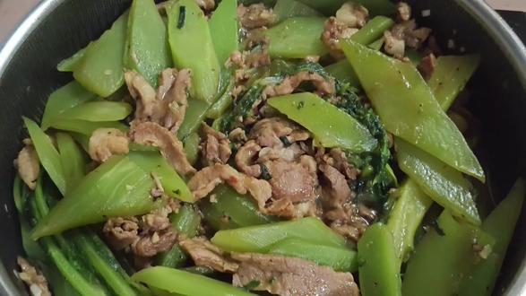 今天来做莴笋炒肉,好吃下饭。 #晚餐吃什么 #荤素搭配营养均衡 #一日三餐人间烟火 #家常菜分享 #饮食卫生安全 今天来做莴笋炒肉,好吃下饭。