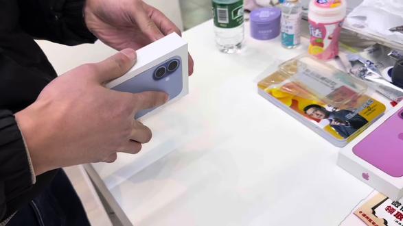 苹果17基础款一直供不应求,加量不加价确实性价比很高,看最后 #苹果17 #性价比 #加量不加价 #同城好店推荐 #手机置换回收