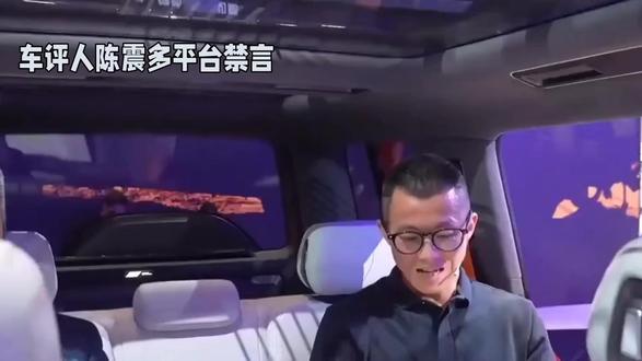 车评人陈震多平台禁言:流量狂欢后的规则审视 车评人陈震多平台禁言:流量狂欢后的规则审视
2025年12月4日深夜,一场突如其来的“禁言风暴”席卷全网——拥有超2400万粉丝的知名车评人陈震,其微博、抖音、B站、小红书等主流社交平台账号同步被封禁。这场禁言事件不仅引发粉丝热议,更将公众目光聚焦于网络内容生态的规则边界。
陈震的禁言并非毫无预兆。今年10月,他驾驶劳斯莱斯闪灵发生交通事故,因过度依赖辅助驾驶功能且低头捡拾物品被认定全责。尽管事后他公开道歉并提醒公众谨慎使用智能驾驶技术,但此次事件已为其公众形象蒙上阴影。而近期其部分争议性言论,更成为舆论发酵的导火索。平台方披露的禁言理由涵盖“违反法律法规”“不符合社区规范”等多项条款,显示此次封禁并非单一事件触发,而是长期内容风险积累的结果。
从“二环十三郎”到汽车自媒体头部IP,陈震的转型堪称传奇。其创立的《萝卜报告》等节目凭借专业评测与独特风格吸引海量粉丝,商业版图扩展至广告传媒、赛事运营等领域。然而,流量狂欢背后,内容创作者始终游走于个性表达与规则约束的钢丝绳上。此次禁言事件恰似一记警钟,提醒所有内容生产者:无论粉丝量级如何庞大,都必须坚守法律底线与平台规范。
当流量经济进入深水区,内容治理的精细化时代已然来临。对于创作者而言,唯有将专业价值与社会责任深度融合,才能在规则框架内实现可持续发展。这场禁言风暴终将平息,但其引发的行业思考,或将持续影响中国网络内容生态的进化方向。内容由AⅠ生成。