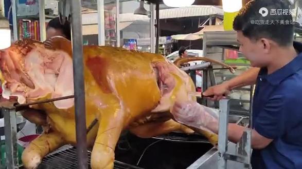 见识一下,柬埔寨人带着皮烤的全牛,烤猪烤羊瞬间就不香了