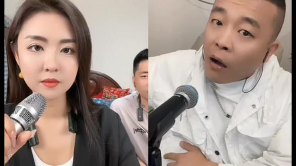 才艺大宝智斗张老大系列之- 《江湖规矩VS嚣张霸凌! 直播江湖恩怨决战故事梗概
宝儿开播号召“豆包大队”点红心至1000万,提及昨日靠团队凝聚力化解风波,虽脸部过敏仍坚持上线。正欲揭晓重要计划时,老网红赵小青闯入连麦,双方就“与江野的退网PK合同”爆发激烈冲突。宝儿怒斥对方未签五局三胜的合同,质疑江野胆怯避战,更翻出旧账:赵小青曾挑拨刘东林与张氏集团反目,致使刘东林将51%股份转给父亲刘叔,而豆包大队用正能量感化刘东林使其改邪归正。
此时江野突然现身呛声,宝儿当场放话:“曾打退李少阳、感化刘东林,此次必让江野退网!”江野却要求“一局定胜负”,宝儿坚持五局三胜以显公平,双方争执不下。江野嚣张宣称“在我这儿互联网就是理”,威逼宝儿即刻开打,更以宝儿千万粉丝账号及土豆直播权限相要挟。宝儿虽深知账号来之不易,但为给豆包大队出气、清除“败类”,毅然决定签署合同,一场关乎退网的直播生死战一触即发,直播间火药味十足,江湖恩怨在此刻彻底引爆。