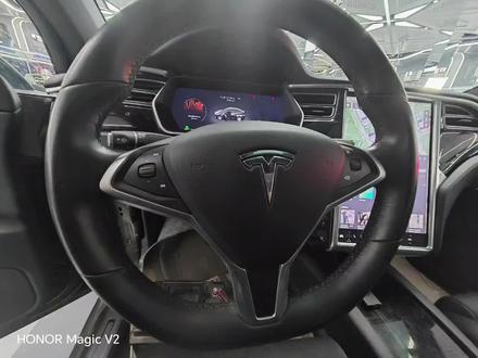 特斯拉FSD自动驾驶汽车新技术 特斯拉FSD自动驾驶最新动态
版本迭代:11月28日,特斯拉向搭载AI4芯片的车辆推送FSD V14.2.1版本,重点优化注意力监测灵敏度和驾驶流畅度。12
用户反馈:V14系列被评价为"驾驶表现超越多数人类",系统在变道决策和复杂路况处理上更为果断。12
技术进展:马斯克透露V14.3版本将降低对驾驶员的监督依赖,预计年内实现发短信功能。34
特斯拉FSD中国市场进展
审批时间:马斯克在2025年股东大会上表示,FSD有望于2026年2-3月获中国全面批准。56
功能适配:已针对中国路况完成30亿公里数据训练,优化环岛通行和非机动车混行场景。5
价格模式:国内售价6.4万元,未来可能推出每月约640元的订阅服务。57
技术等级与购买模式
L2级定位:尽管功能接近L3,但特斯拉官方始终强调FSD需驾驶员监督,责任归属明确为使用者。89
购买方式:支持买断制(6.4万元)和订阅制(国内未上线),非永久性授权但可随车转移。