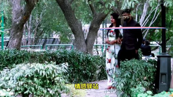 情感驿站《走进一个人的时候要慢一点》 走近一个人的时候,要慢一点,以免看不清
走近一个人的时候,要慢一点,以免看不清;离开一个人的时候,要快一点,以免舍不得。人生海海,先有不甘,后有心安。”有时候,我们必须经历一些事、一些时间和一些磨难,才能看清一个人,看透一颗心。一见钟情的人,不一定会情有独钟;一开始情投意合的人,未必能从一而终;最初的无话不谈,到最后也可能无话可说。这个世界很喧嚣,人心也很难揣测。有些人,藏得太深,装得太好,看着真诚无比,内心却摇摆不定。也有些人,一边说着爱你的甜言蜜语,一边却做着伤害你的种种事情。
所以,当你靠近一个人时,不必着急向前迈步。当你接受一个人时,不必着急打开心扉。慢一点,耐心点,多花一些时间,用心感受对方的真假。保持合适距离,循序渐进,浅浅喜,慢慢懂,深深爱。如果这个人不合适,那你要懂得及时止损。人这一生很长,做错过事、爱错过人,都没关系,但别让那些不好的事、不对的人长时间地消耗自己。意识到自己不重要时,悄悄后退一万步。纵有万般不甘,百般不舍,也要记得把别人还给别人,把自己还给自己。
最美好的感情是双向奔赴,最糟糕的感情大概是一个人的傻傻坚持。越是拖得久,越是舍不得,越是抓得紧,越是不肯罢休。如果决定离开,那就坚决一点,快一点吧,别总揪着那些回忆来惩罚自己。
愿我们拥有一双慧眼,识得良人;
愿我们拥有一颗勇敢的心,远离错的人;
愿我们永远真诚待人,也始终被人真心相待。#情感驿站