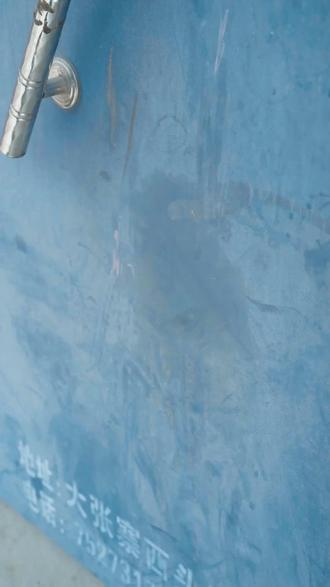 活不过三十岁?她怀了他的救命药! #续命娇妻哪里逃 #这就是爱 #恋夏甜剧 #短国的夏天
薄家掌权人薄肆,因从小体质特殊,活不到三十岁,多年来一直寻找解决办法,在距离死期还有三个月时,大师算到薄肆命中出现一子,此子不仅是薄肆的孩子,更是薄肆命不久矣的转机,薄肆想到数月前和自己有过交缠的女人,连忙派人寻找。姜吱吱是个爹不疼娘不爱的小可怜,为了赚钱补贴家用,早早被逼的辍学,在一次护工兼职时,意外遇见中药的薄肆,被薄肆强迫后两人一夜情,薄肆得知姜吱吱就是怀了自己孩子的女人后,不仅将人抱回家,还用成熟和绅士,一遍遍的捂着小可怜的内心,而单纯善良的姜吱吱,也在薄肆温柔甜蜜的攻势下,渐渐敞开心扉,改变自己,逐渐走出童年的阴霾,更是在细心的照顾下,薄肆的腿渐渐好了起来。面对单纯懵懂的小女孩,薄肆一心想成为她的依靠,两个受过伤害的人,最终用最温暖的方式照亮了彼此。