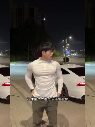 型男出门怎么能少的了一件显大的紧身衣呢!#宽肩窄腰 #健身穿搭 #型男必备 #紧身衣