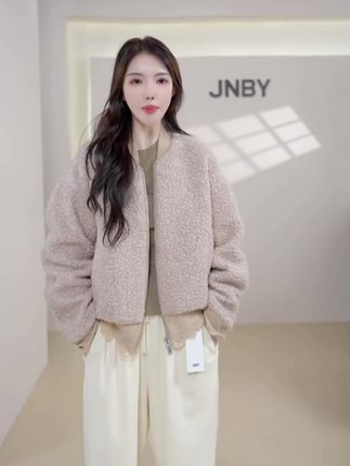 1. 怕冷的姐妹闭眼入!这羊毛也太暖和了吧!#外套 #秋冬穿搭#JNBY直播中