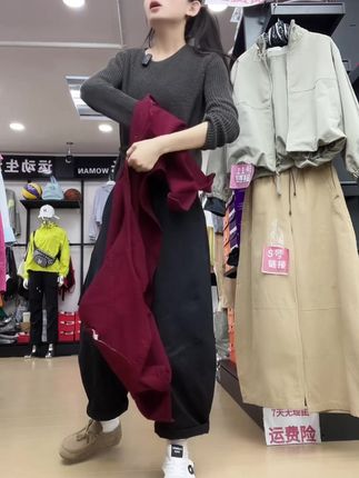 现货库存不多了,快来直播间看看! #弯刀裤 #高品质弯刀裤 #显瘦弯刀裤 #好穿的弯刀裤