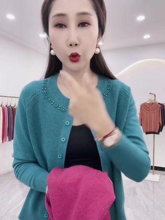 1. 金纺纱线,顺滑不缩水,不易起球,大黄皮大黑皮选蓝色气质显华丽
