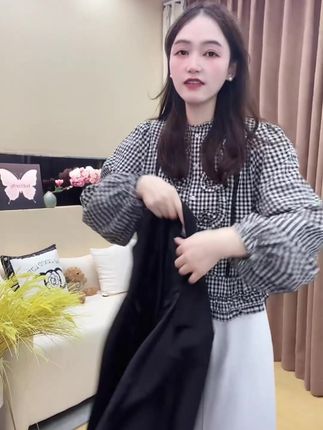 秋冬新款,喜欢的姐妹赶紧来直播间看看! #秋冬新款 #秋冬穿搭 #气质穿搭 #韩系穿搭