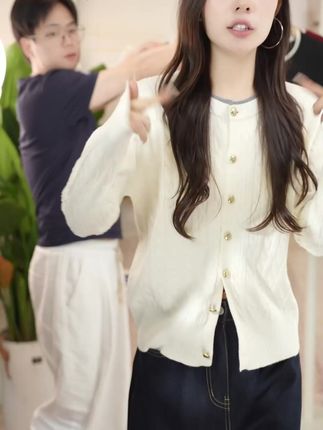 1. 谁懂啊姐妹们!这种面料也太舒服了吧,这衣服我真的好爱,高级感直接拉满! 2. 上身效果绝绝子,好喜欢,爱了爱了!