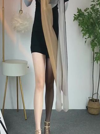 穿上丝袜,每一步都踏响自信的鼓点。它贴合肌肤,如同第二层肌肤般舒适,却又赋予双腿超越平凡的魅力,让你在举手投足间,尽显女性风情。