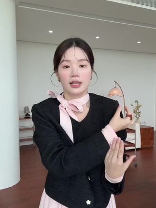 温柔系穿搭秘诀大公开!小香风外套搭配粉色丝巾,直播间速来 #时尚穿搭 #小香风外套 #粉色丝巾搭配 #温柔风穿搭