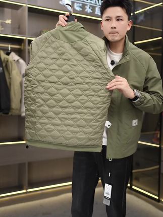 1. 太喜欢这件冲锋衣了#外套 #冲锋衣 #百搭外套 #秋冬穿搭 #早秋外套