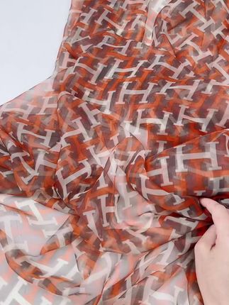 1. 时尚围巾披肩两用的字母围巾