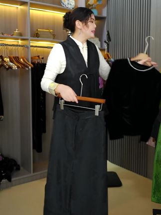 1. 这条打底裤可真是太好看了,我自己都留了两条,面料舒服,颜色也好看,真的很百搭,我太爱了,穿起来显瘦又百搭,姐妹们放心冲吧