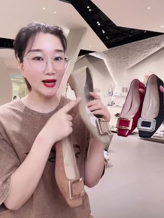 #爆款美鞋#星期六女鞋#用琥珀流光风打开秋天#潘通秋季流行色你看懂了吗#早秋穿搭公式来了