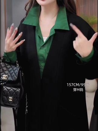 黑色大衣搭配绿色衬衫,超好看 爆款返场,直播间等你! #时尚穿搭 #小个子穿搭 #秋冬搭配 #大衣穿搭 #胖瘦都能穿