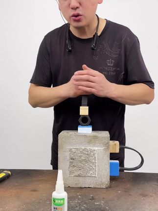 一面涂胶两面粘,胶水涂得少就能粘得好,胶水涂得薄也能粘得牢 可粘接:陶瓷✅玻璃✅橡胶✅塑料✅金属✅木材✅玉石✅皮革✅工艺品✅各类鞋子#高光时刻 #油性胶水 #新基宏油性原胶 #生活技巧 #在抖音入手的好东西