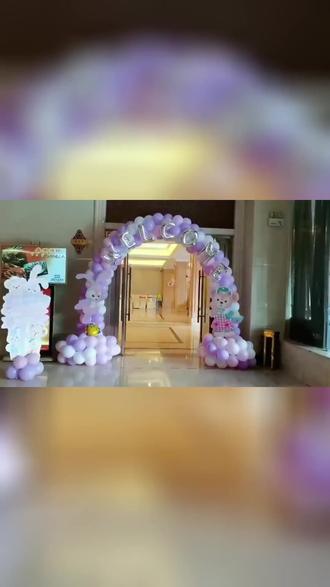 今天带大家看兴庆花之屿气球派对氛围。宝宝周岁礼原价1288元,现588元,干净卫生。生日、周年都能安排好,有氛围感。点击左下角团购体验! #气球爱心网格教程 #提车仪式 #生日聚会气球 #订婚宴布置 #心形气球造型教学