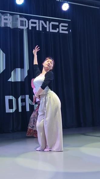 姐妹们,豪歌舞蹈馆198畅跳卡太绝!入选好评榜,多种舞体验,性价比超高,古墩路速冲! #舞蹈 #舞蹈课堂随拍 #今日份舞蹈打卡 #爱生活爱舞蹈 #学舞记录