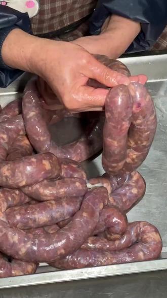 志高广场步行街的莱芜人家是肉食天堂!他家香肠是莱芜祖传手艺,原价 68 现 60。咬一口肉汁满溢,咸香带烟熏味。能外带,追剧下酒佳选,路过别错过,隔壁小孩都馋疯! (【退款规则】到店核销:随时可退,过期未核销自动退)#羊脖肉 #羊里脊肉的营养成分 #萨拉米香肠全纯肉 #家乡特色美食 #放心肉